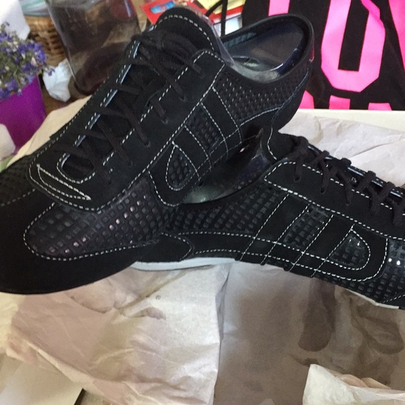 wide slip on tennis shoes